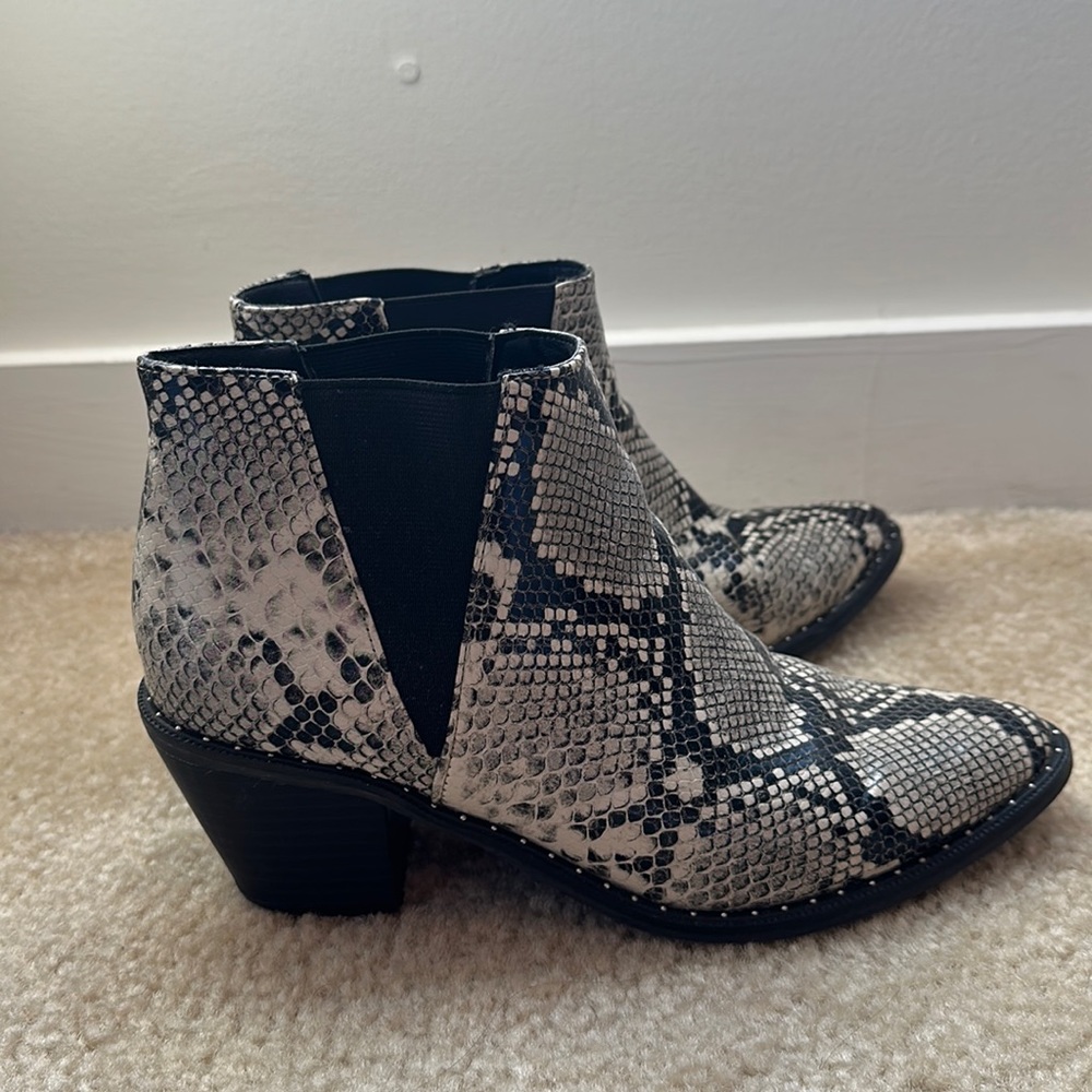 Universal Thread Snakeskin Grey Black Booties